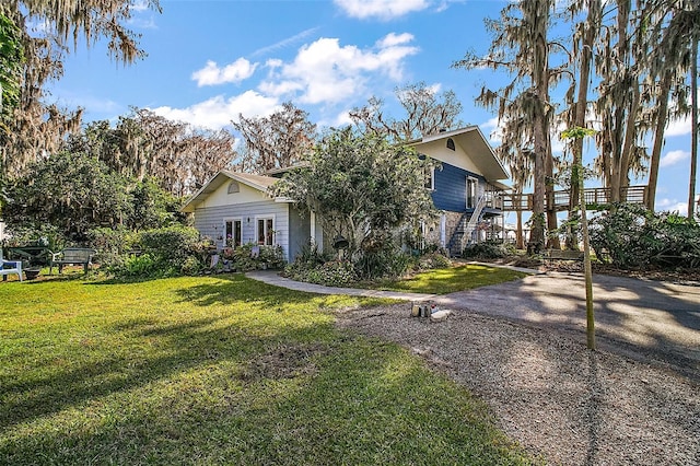 view of front of home featuring a front lawn