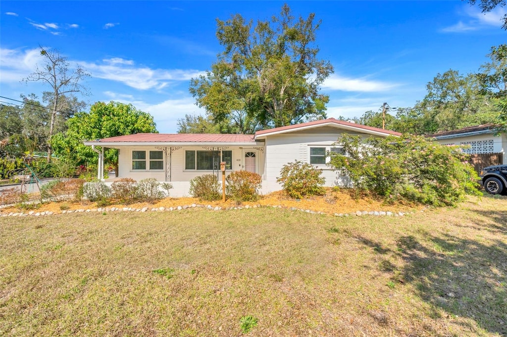 single story home featuring a front yard