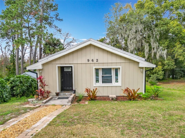 view of front of home featuring a front lawn