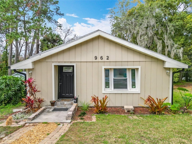 view of front of property with a front yard