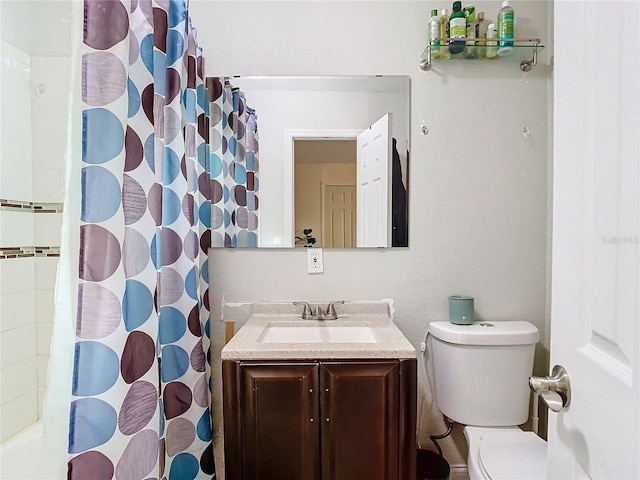 bathroom featuring a shower with curtain, vanity, and toilet