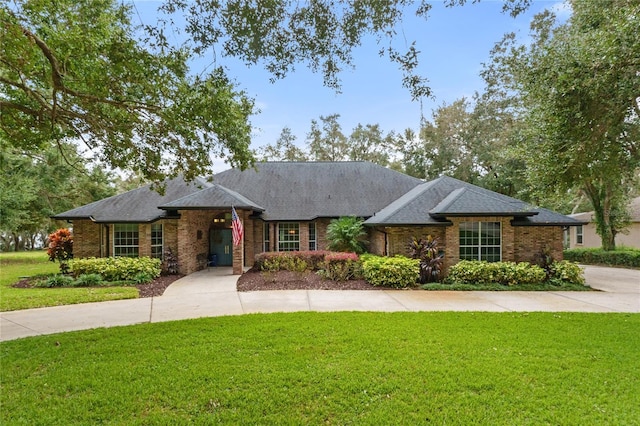 ranch-style home featuring a front lawn