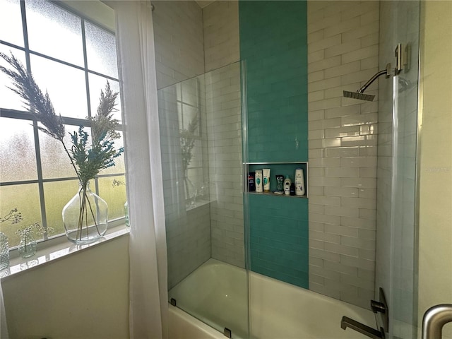 bathroom with combined bath / shower with glass door