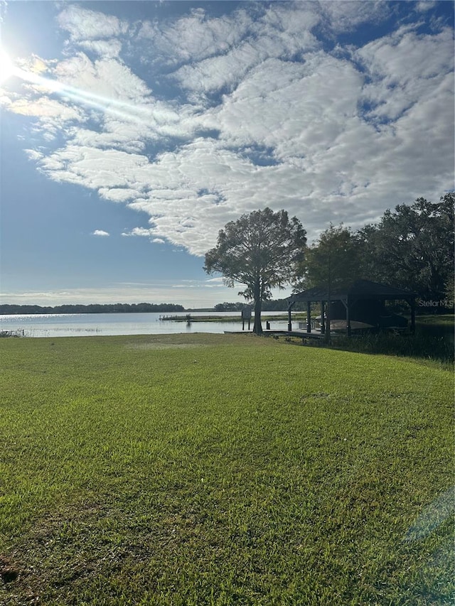 view of yard featuring a water view