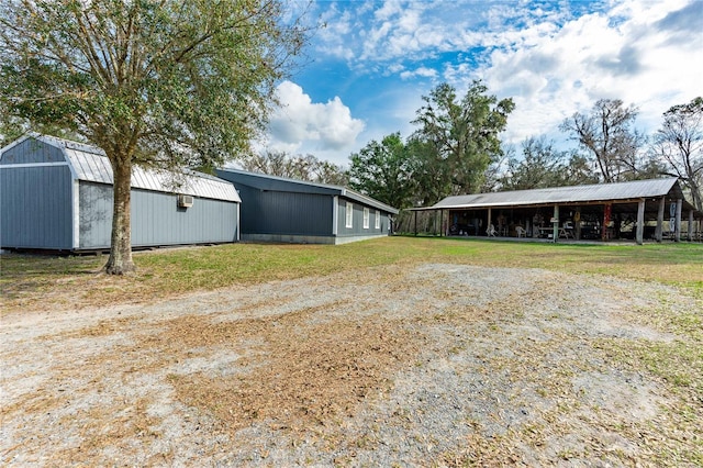 view of yard featuring an outdoor structure