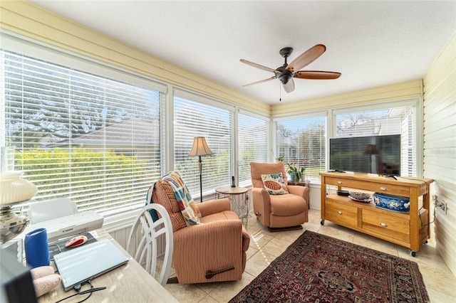 sunroom with ceiling fan