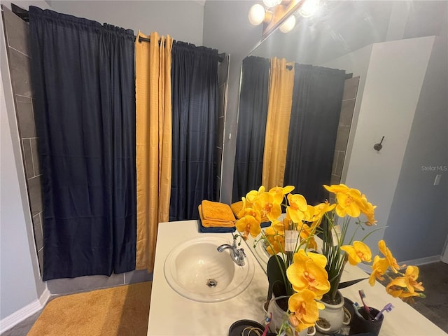 bathroom featuring a shower with curtain and sink