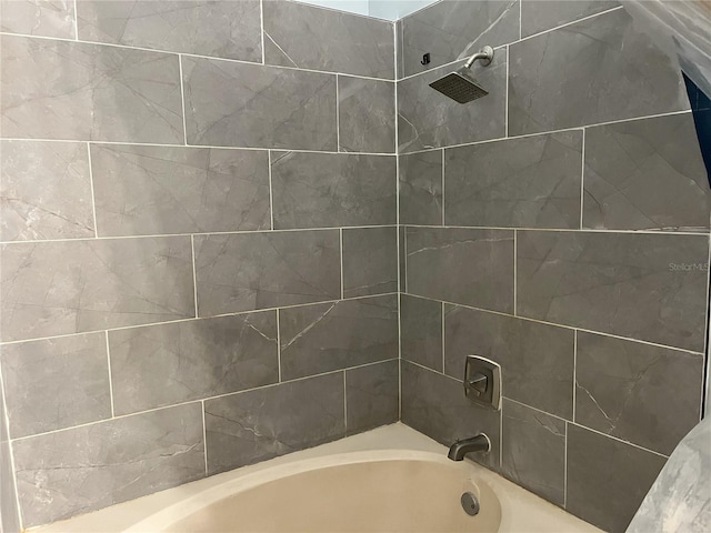 bathroom with tiled shower / bath