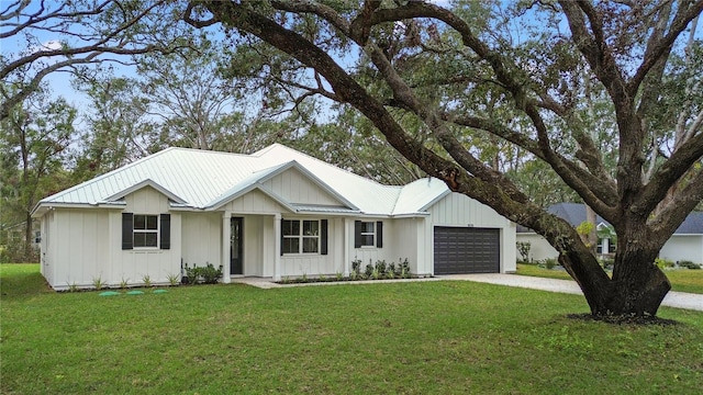 view of front of house featuring a garage and a front yard