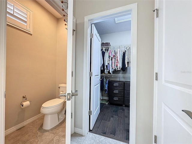 bathroom featuring toilet and a textured ceiling