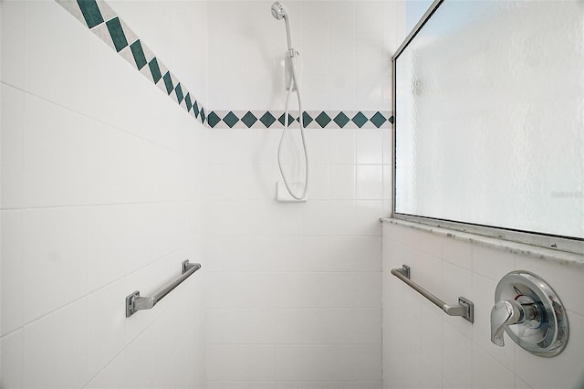 bathroom featuring a tile shower