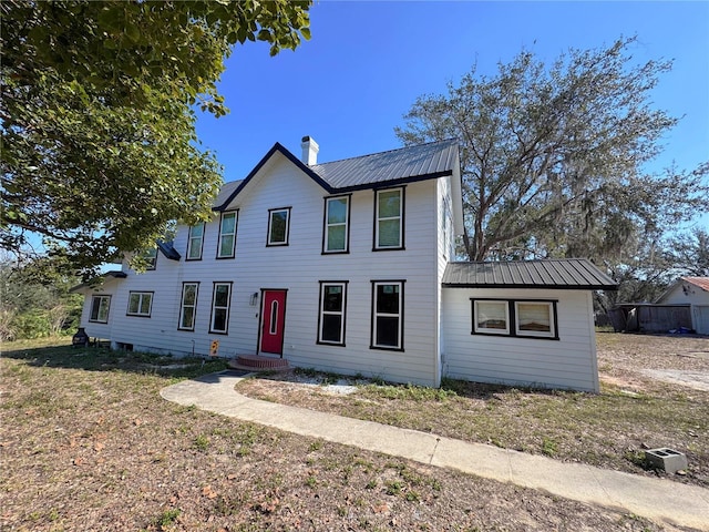 view of front of property featuring a front yard