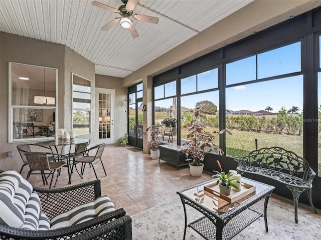 sunroom with ceiling fan