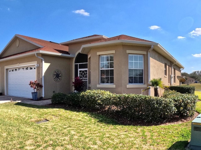 view of front facade featuring a garage and a front yard