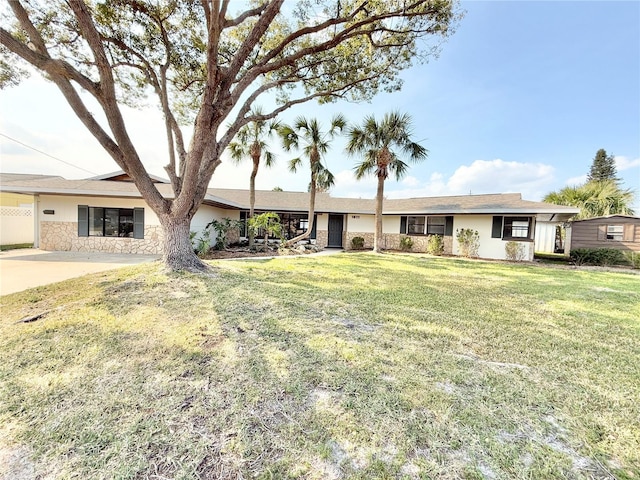 single story home featuring a front yard