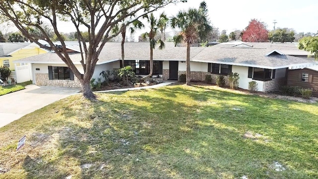 single story home featuring a front yard