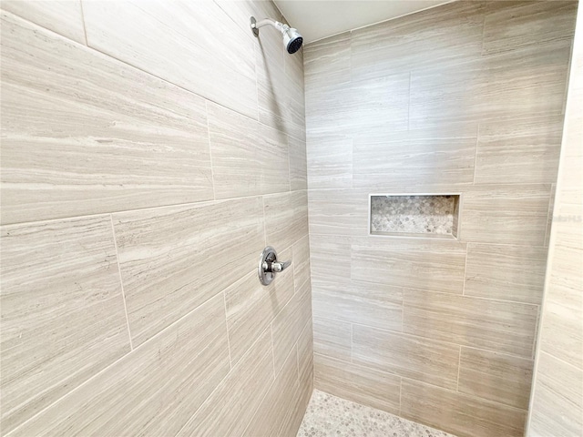 bathroom featuring tiled shower