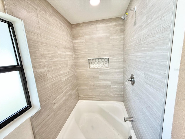 bathroom featuring tiled shower / bath