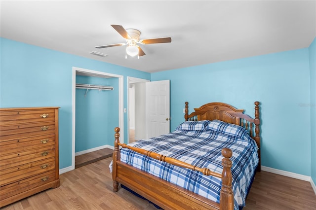 bedroom with light hardwood / wood-style floors, a closet, and ceiling fan