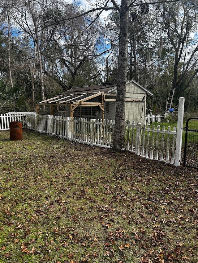 view of yard with an outdoor structure