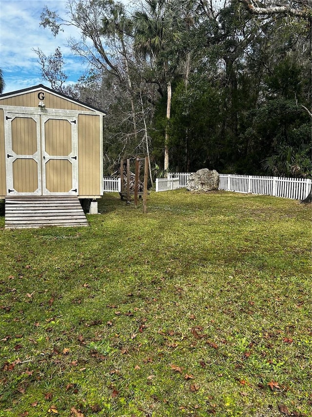 view of yard featuring a shed