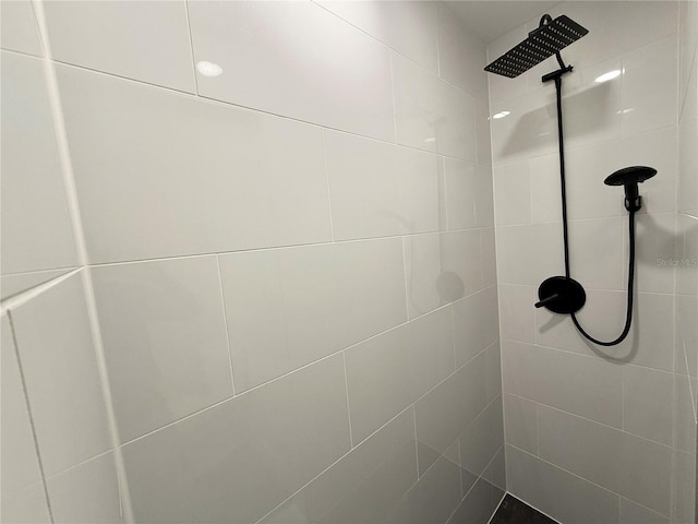 details featuring tiled shower