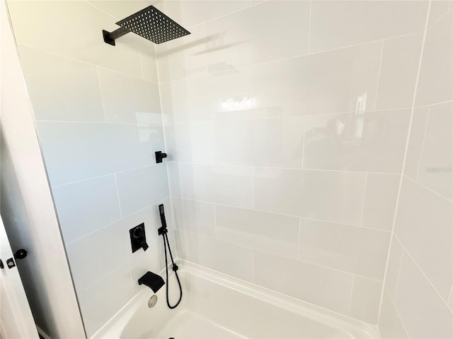 bathroom with tiled shower / bath combo