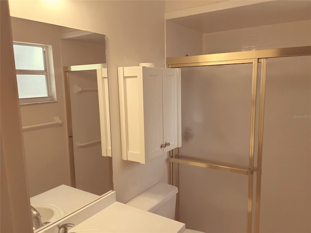 full bath featuring a shower stall and toilet