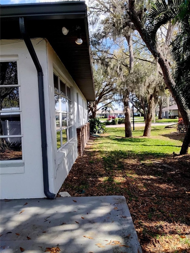 view of yard featuring a patio