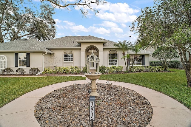 view of front facade featuring a front yard