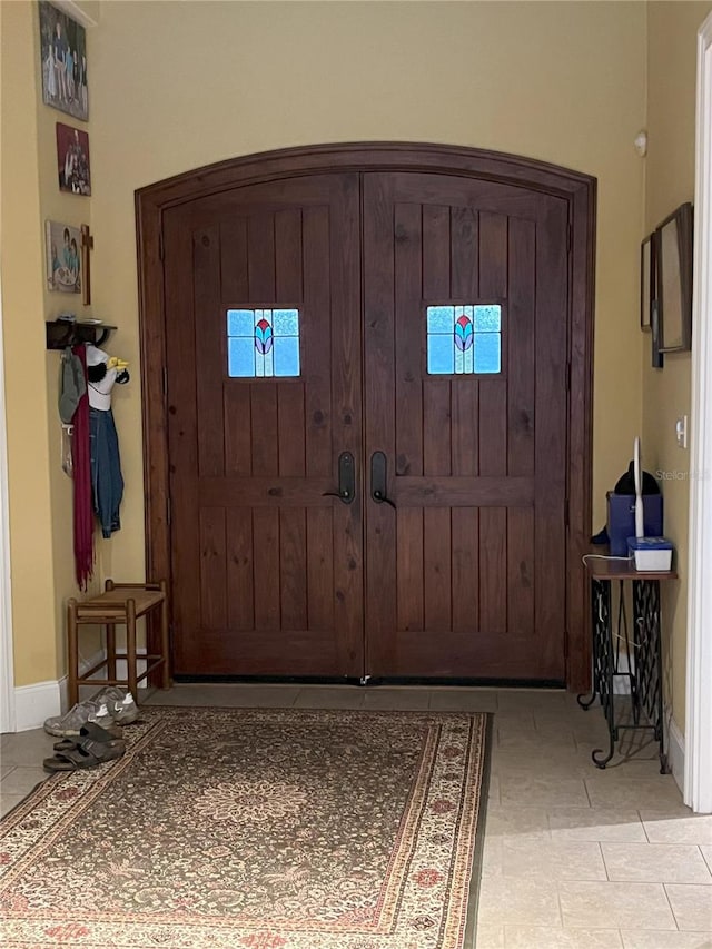 entrance foyer featuring arched walkways and baseboards