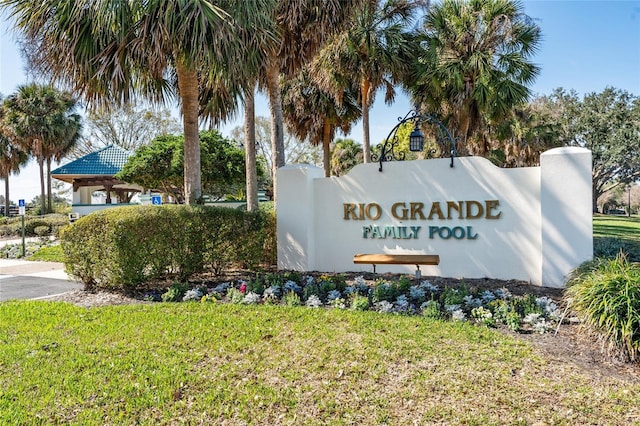community sign with a lawn