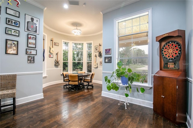 living area featuring visible vents, crown molding, baseboards, and wood finished floors