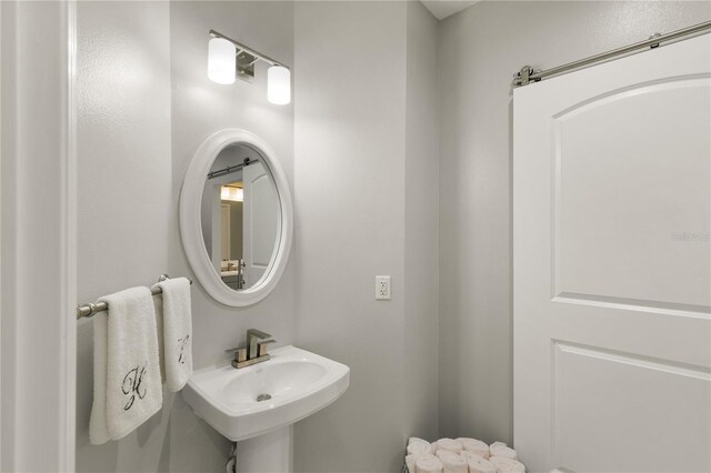 bathroom featuring a sink