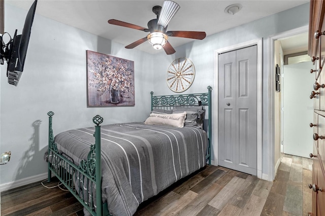 bedroom featuring dark hardwood / wood-style floors, ceiling fan, and a closet