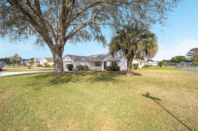 ranch-style home featuring a front lawn