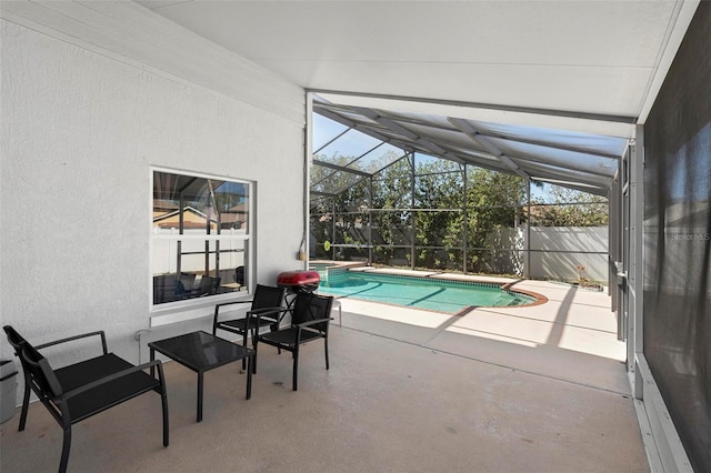 view of swimming pool featuring a lanai, a patio area, and a pool with connected hot tub