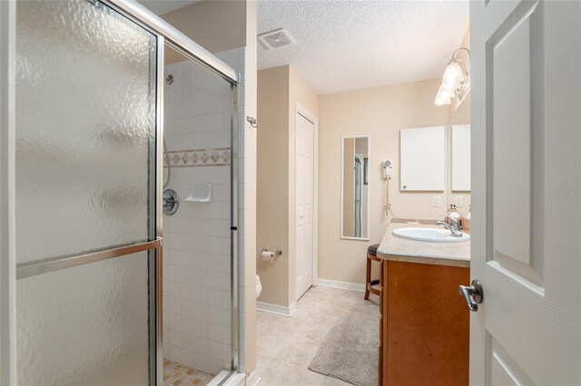 8373 SE 177th Bartram Loop, The Villages, FL 32162 - bathroom with vanity, a shower with shower door, toilet, and a textured ceiling