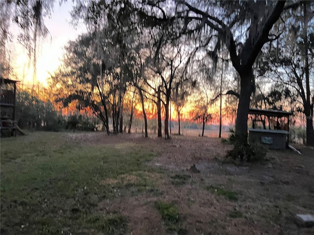 view of yard at dusk