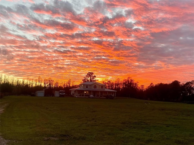 view of yard at dusk