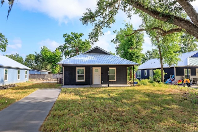 654 NW 9th Ave, Webster, FL 33597 - view of front of property featuring a metal roof and a porch