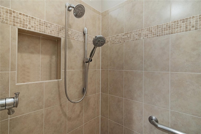 room details featuring tiled shower