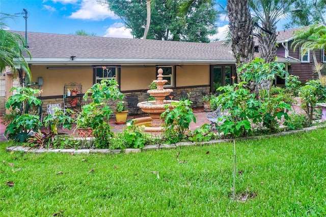 view of front of property featuring a front lawn