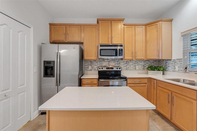 kitchen with sink, appliances with stainless steel finishes, a center island, tasteful backsplash, and light brown cabinetry