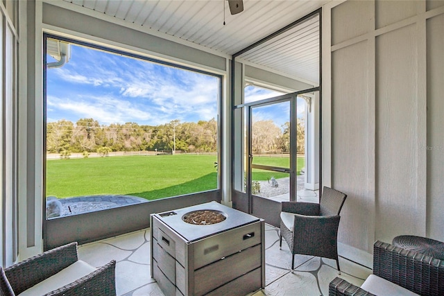 sunroom with ceiling fan