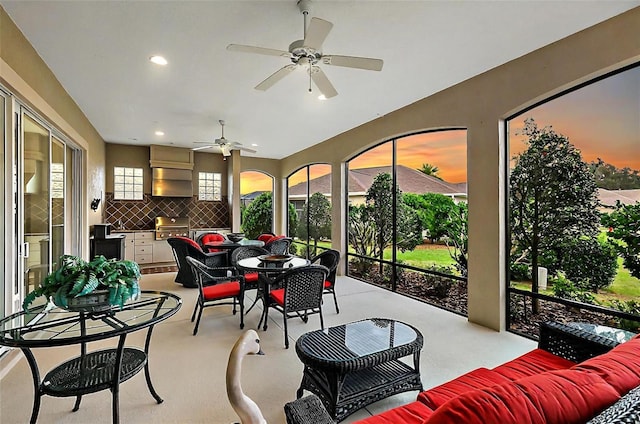 sunroom with ceiling fan