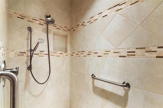 room details featuring tiled shower