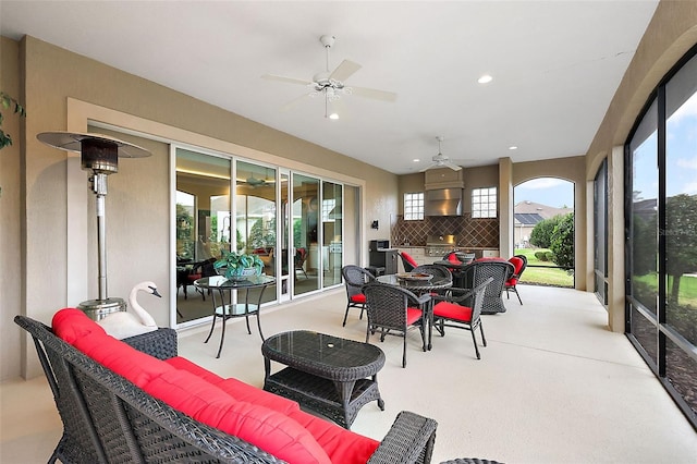 sunroom with ceiling fan