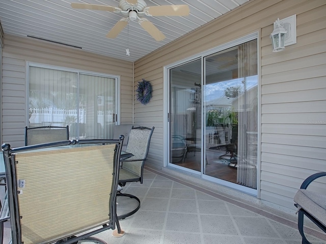 sunroom with ceiling fan