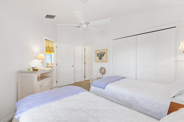 bedroom featuring ceiling fan, a closet, visible vents, and baseboards